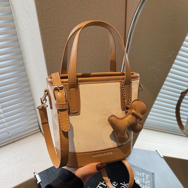Bolso de tendencia explosiva para mujeres 2025 nuevo estilo versátil bolso de hombro simple de alto nivel nicho bolso de cubo