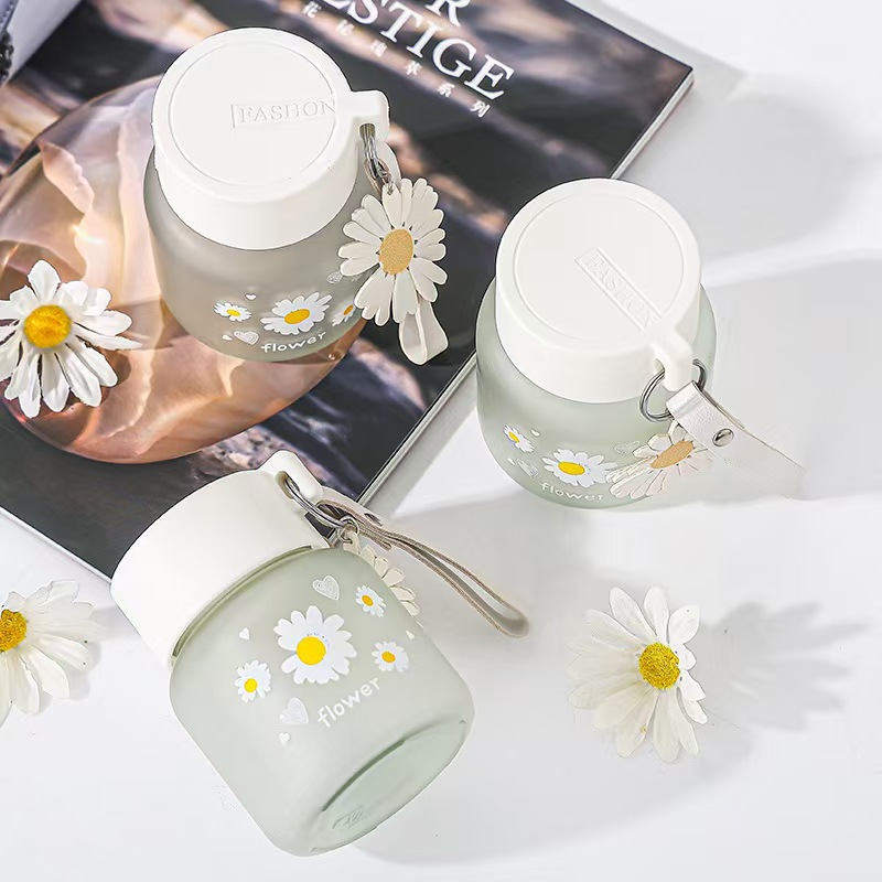 Simple portable glass Japanese-style home water cup office bubble tea cup wholesale small daisy high-value mini