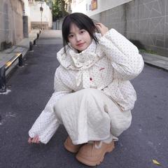 甘くて優しくてかわいい赤い波点と帽子の綿服のコートの女性は冬のパン服を厚くして防寒綿服を着ている