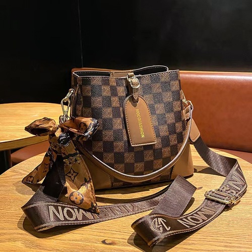 Bags for women  new autumn and winter fashion versatile high-end texture niche rhombus chain portable crossbody bag