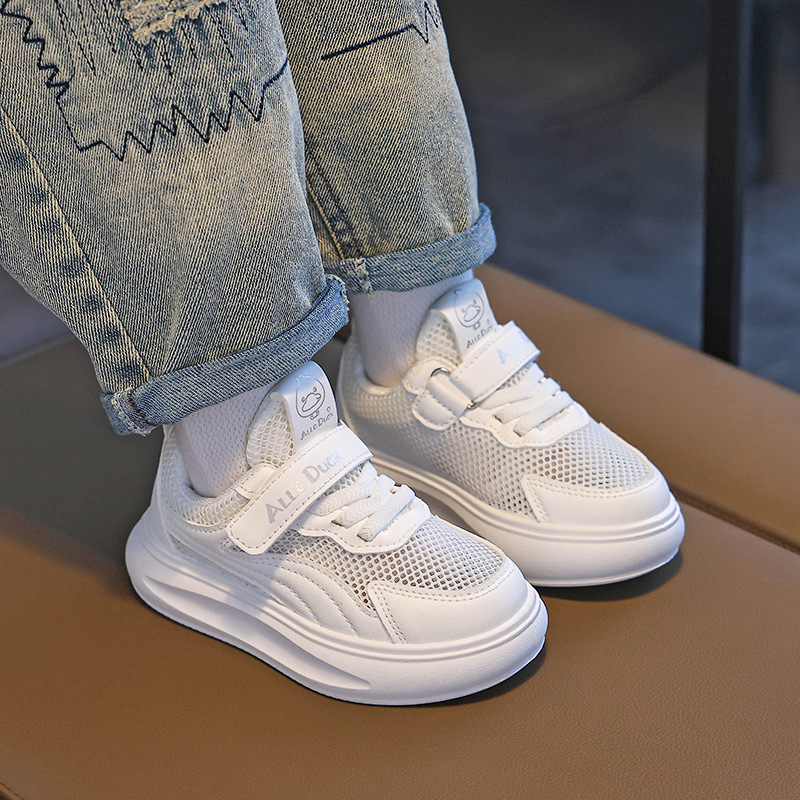 Zapatos blancos para niños y niñas 2025 primavera y otoño nuevos zapatos zapatos casuales antideslizantes para niños zapatillas de deporte de suela blanda para bebés