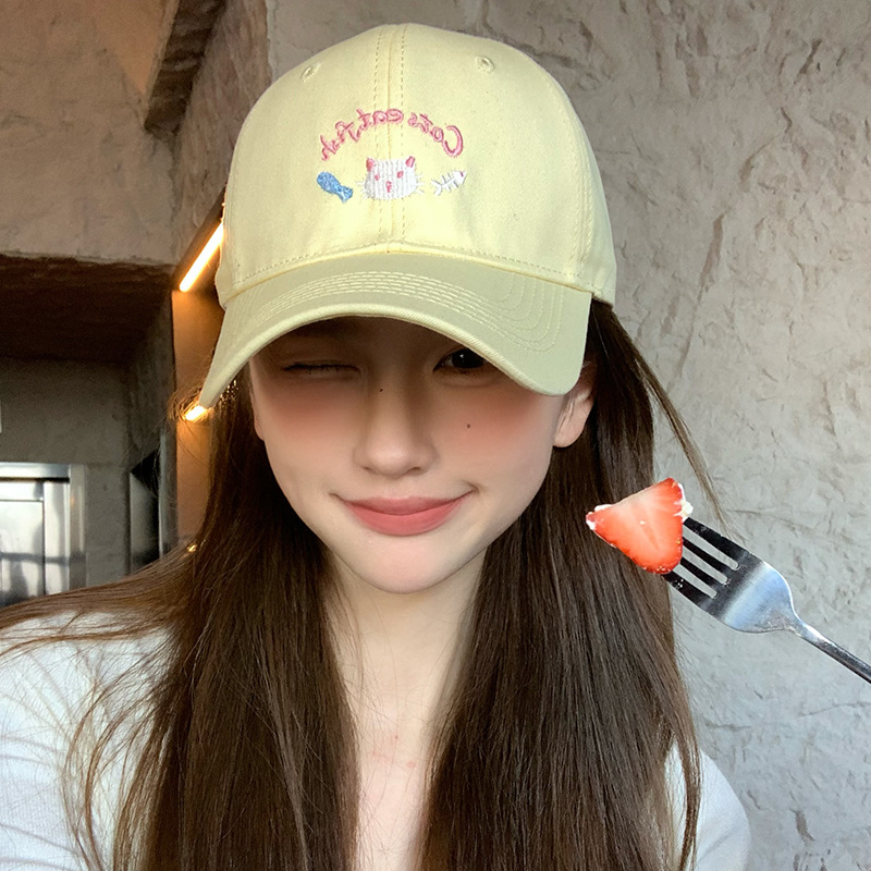 Japón lindo gatito bordado sombrero de béisbol mujer primavera 2025 nuevo estilo de cabeza grande cara pequeña sombrero de boca de pato universal