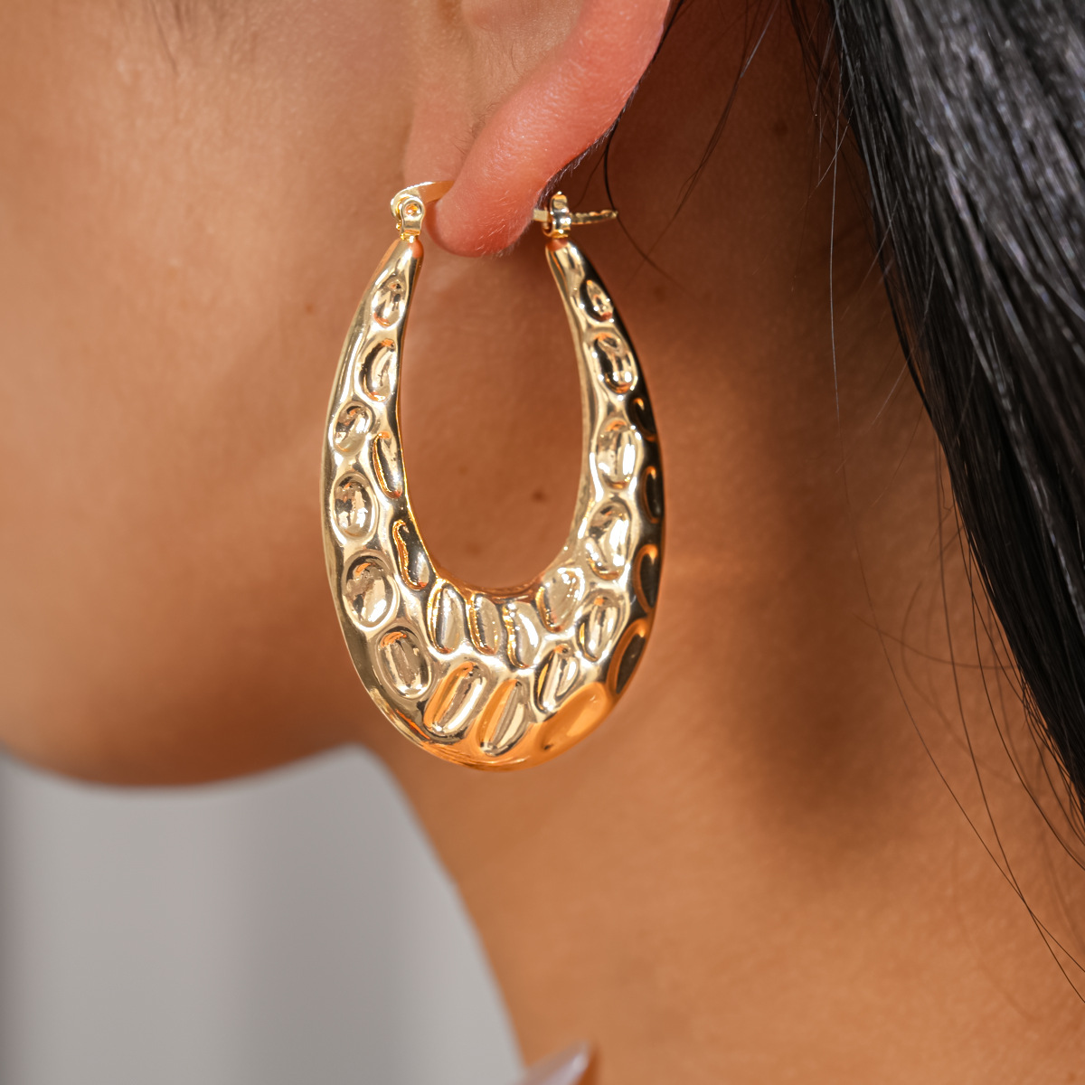 Europa y los Estados Unidos transfronterizos metal plegado en forma de U personalidad exagerada pendientes geométricos nicho de alta sensación orejetas para mujeres