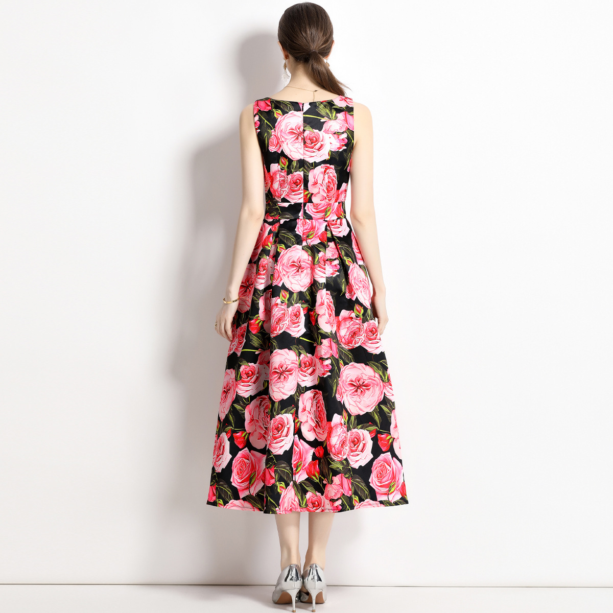 summer dress sleevless with a round collar