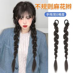 かつらのお下げのポニーテールの女性は自然にボクシングのお下げのかつらをシミュレーションします。
