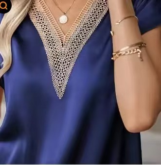 Nueva camiseta de encaje con cuello en v Camiseta de manga corta suelta de satén para mujer Estilo de viaje transfronterizo Ropa de mujer de Amazon europea y americana image 13