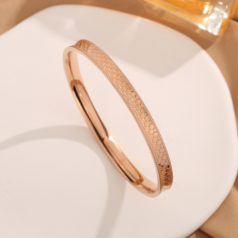 Las nuevas mujeres de la escala del Dragón pulsera de acero de titanio chapado en oro mismo estilo rojo libro escala del Dragón pulsera de lunares para las mujeres