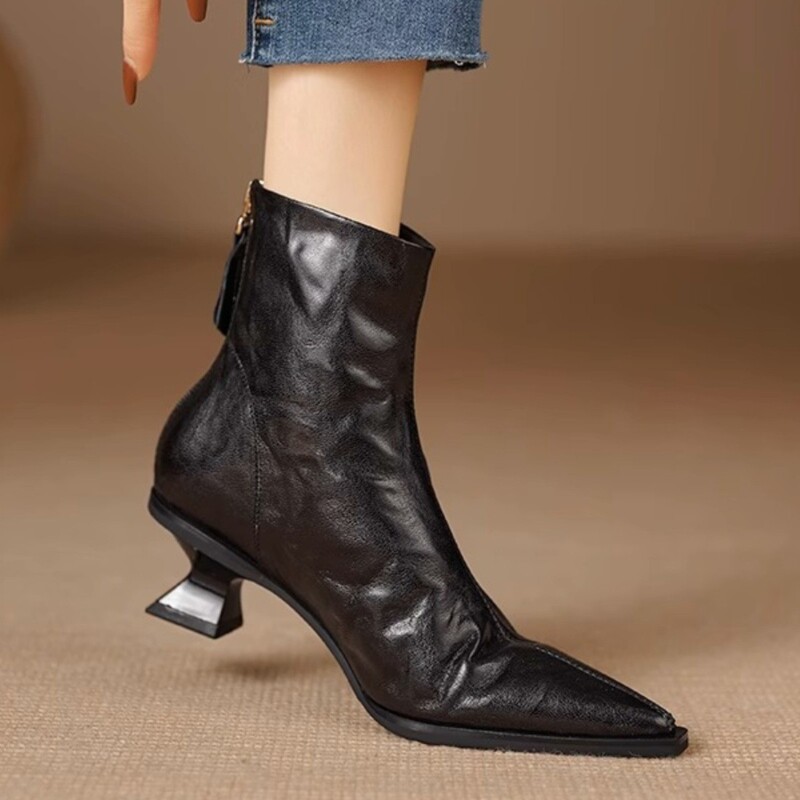 [Ready Stock] 7755 Black Small Heel Boots Women's Autumn and Winter New French Retro Pointed Toe Cat Heel Short Boots