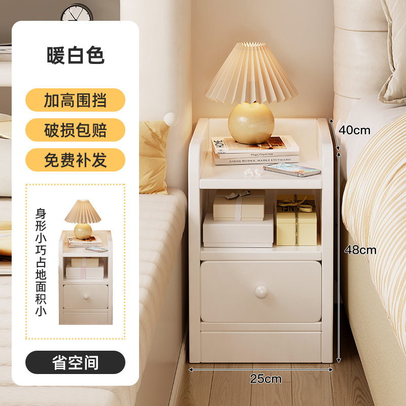 El estante de la cabecera es extremadamente estrecho, el gabinete de almacenamiento con grietas de estilo crema francés, la esquina de la puerta, el espacio trasero, el gabinete delgado, el gabinete de almacenamiento de piso