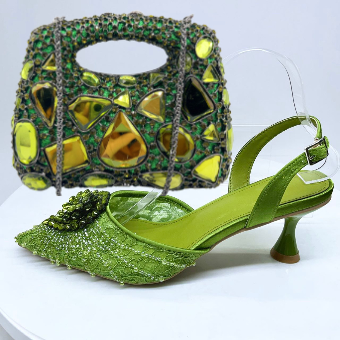 Zapatos estilo italiano para la cena sandalias de tacones finas de verano mujer diamante de punta zapatos de novia