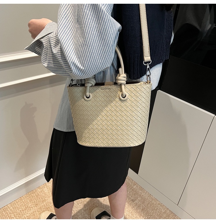 A simple and elegant bucket bag for women, a Korean-style single-shoulder bag for commuting to work in 2025, a new trendy and fashionable crossbody bag undefined