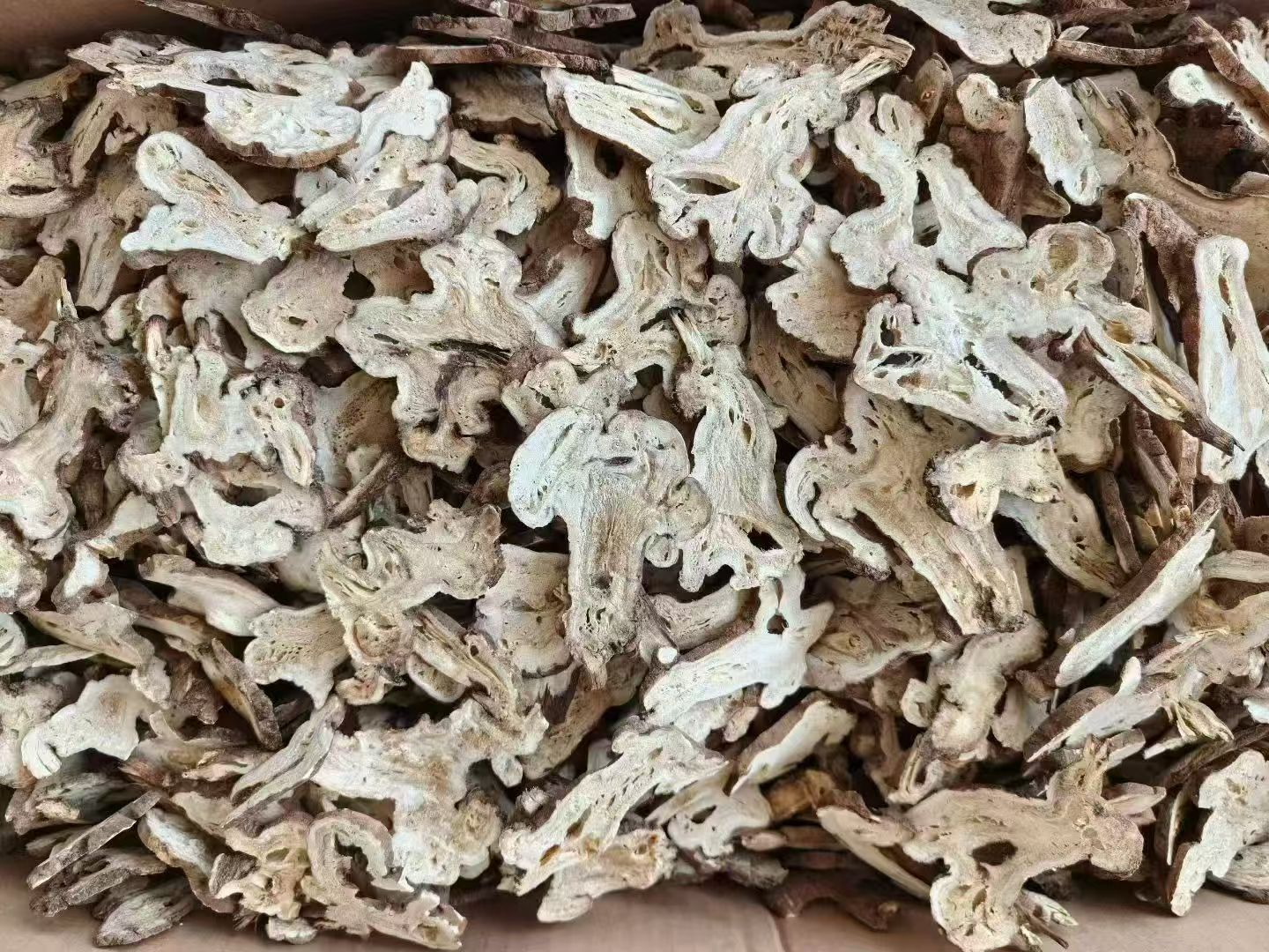 White Atractylodes Rhizome Bai Zhu Sliced Dried Herb 500g for Decoction and Soup overview
