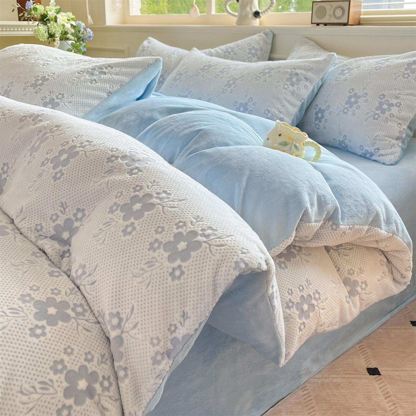 La cama de terciopelo de leche tallada de cuatro piezas en invierno grueso 2025 nueva sábanas de terciopelo de coral cubierta de cama de tres piezas