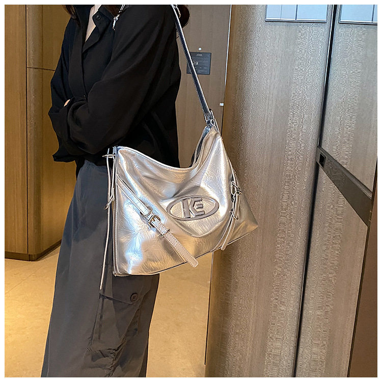 Tragbare, modische Strukturtasche mit großem Fassungsvermögen für Damen, neue Pendler-Einkaufstasche, einfache Achseltasche für alle Gelegenheiten, 2023_voghion.com