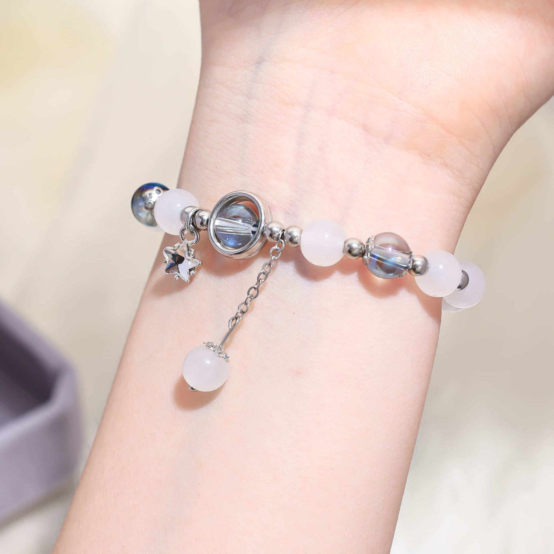 Pulsera de cuentas rotas de mariposa de color fresco pequeño, diseño de nicho de estilo ins femenino, nueva joyería de cristal de luna de luna de luna de luna de luna gris