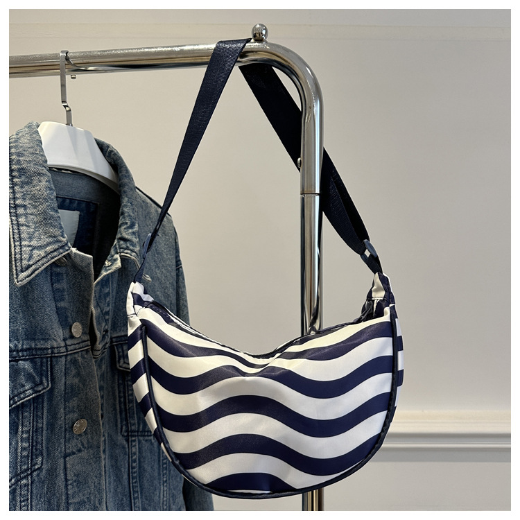 2025 Korean-style laid-back crossbody bag new versatile commuting dumpling bag, large-capacity commuting single-shoulder bag for women undefined