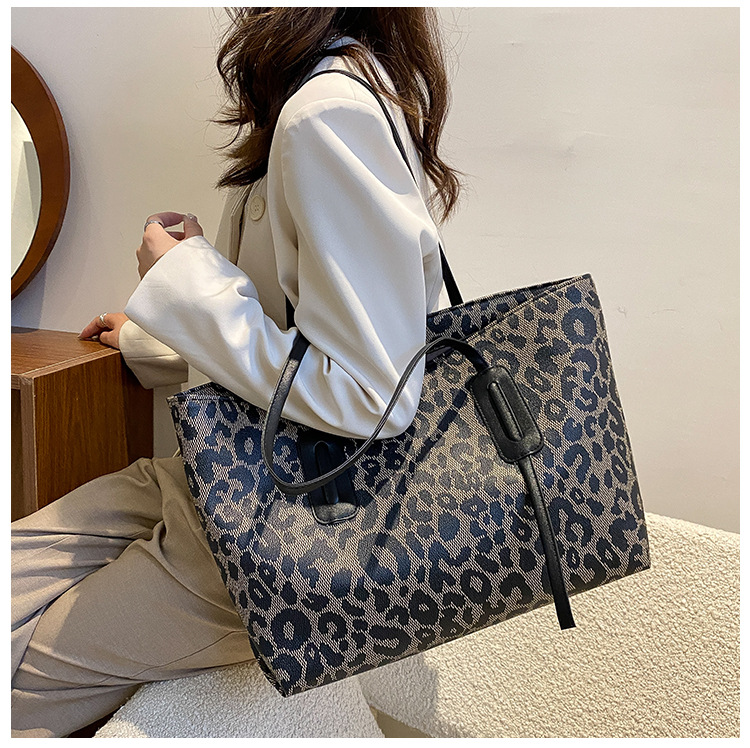 Women's Large Pu Leather Leopard Vintage Style Zipper Tote Bag display picture 10
