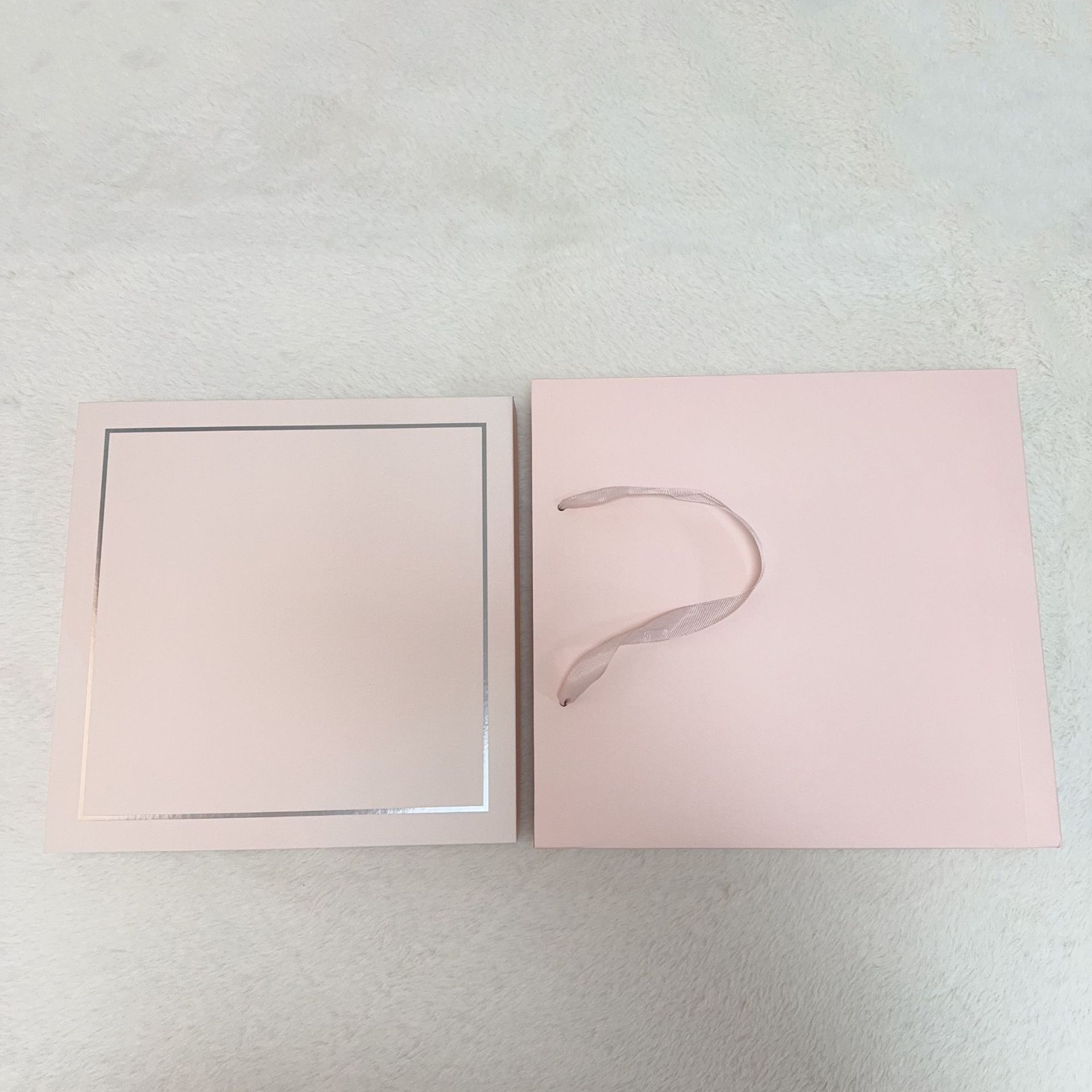 Solid color gift box + solid color tote bag; details are introduced