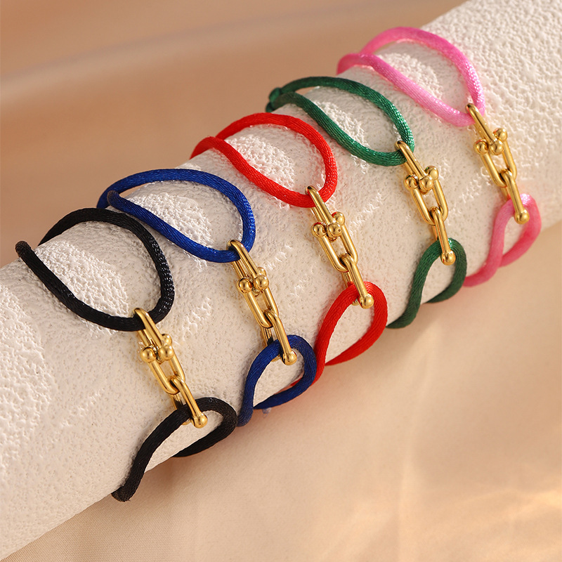 Personalidad creativa joyería de acero inoxidable en forma de U cuerda de mano tejida a mano venta caliente europea y americana joyería de cuerda roja simple y versátil