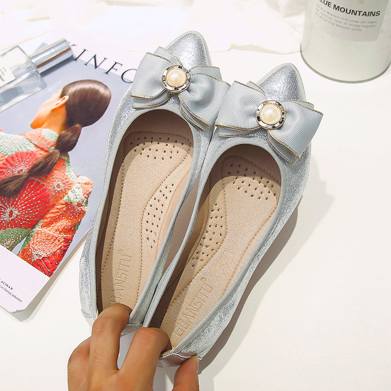 平底单鞋女2021新款春秋仙女妈妈鞋珍珠晚晚风浅口软底奶奶豆豆鞋