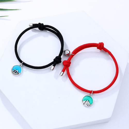 A pair of student handmade oil-woven friendship bracelets for long-distance lovers, representing magnetic attraction and solemn vows, direct sale gift.