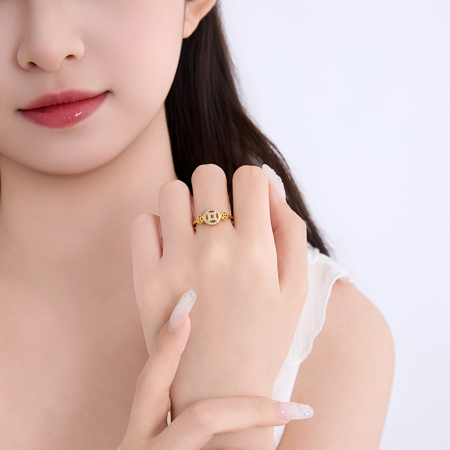 Xuping nueva moda china hueco moneda de cobre sellado anillo simple aleación de cobre imitación de oro ligero anillo de lujo mujer al por mayor