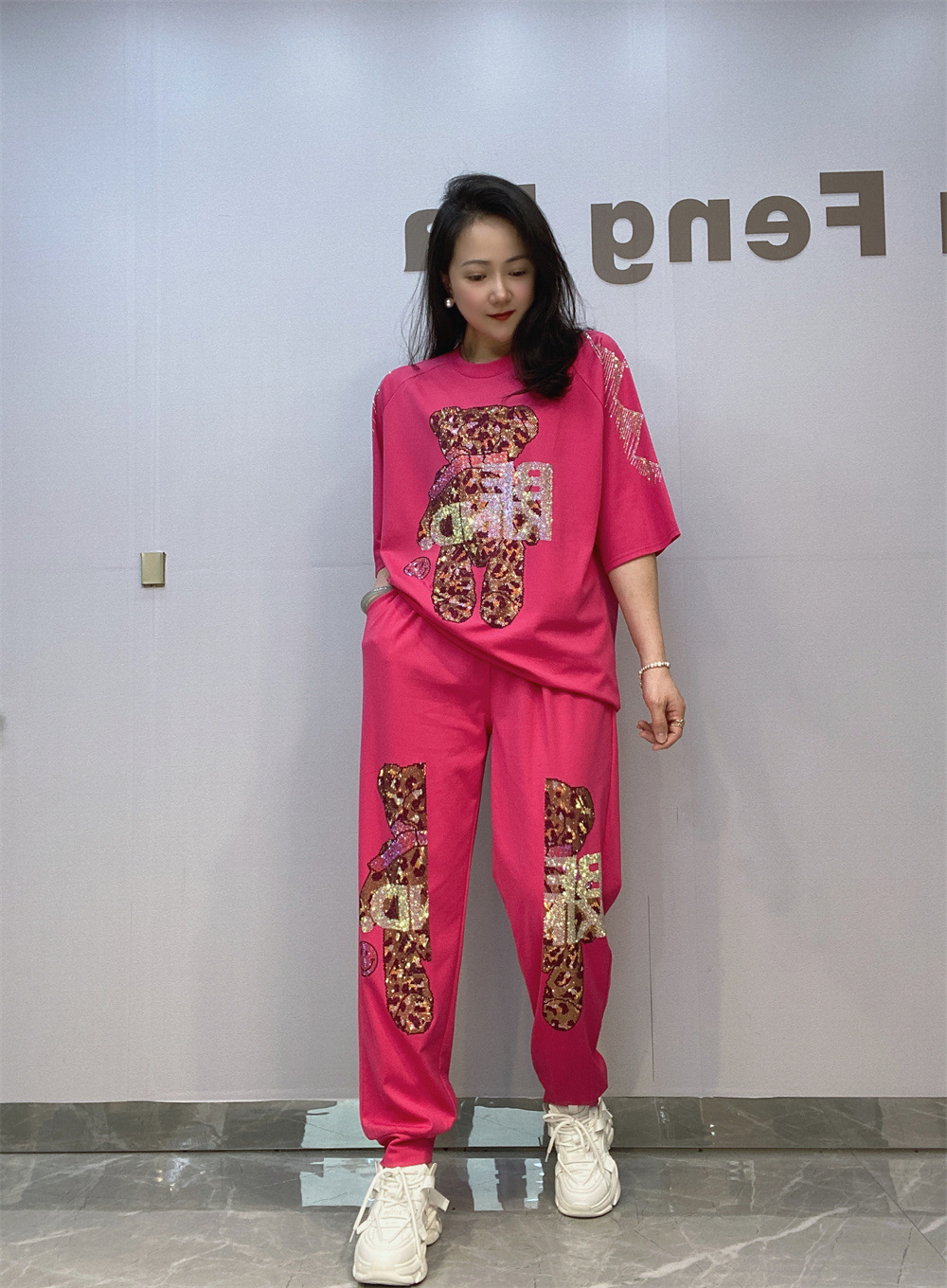 Traje de mujer de verano europeo, traje de dos piezas, industria pesada, perforación en caliente de algodón romano, camiseta suelta de manga corta, traje de pantalón, moda