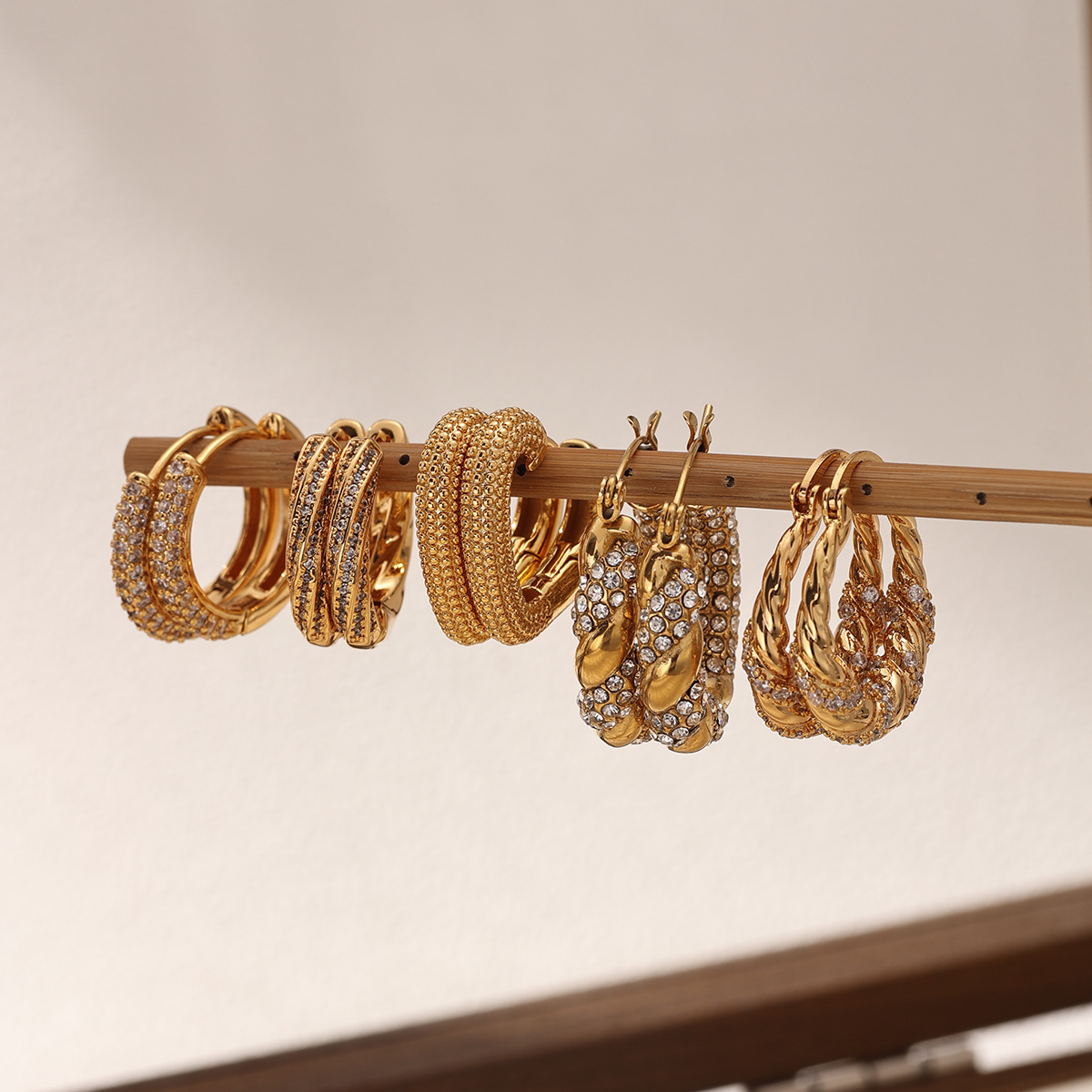 Moda europea y americana de alta calidad de textura de torsión pernos de orejas incrustados con zircon amor simple y versátil otoño e invierno temperamento pendientes