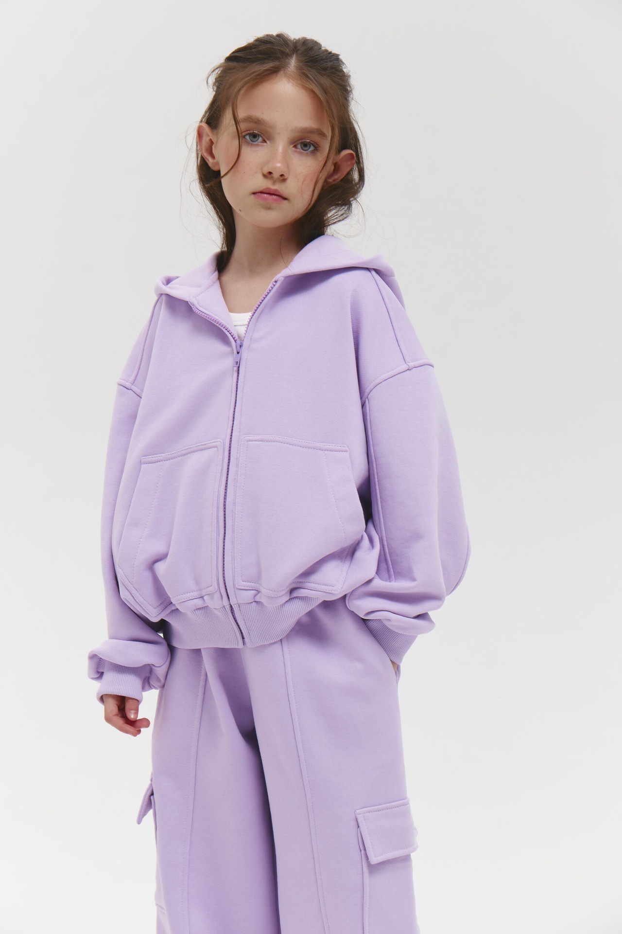 Barnjacka med huva och dragkedja i enfärgad casual stil_voghion.com
