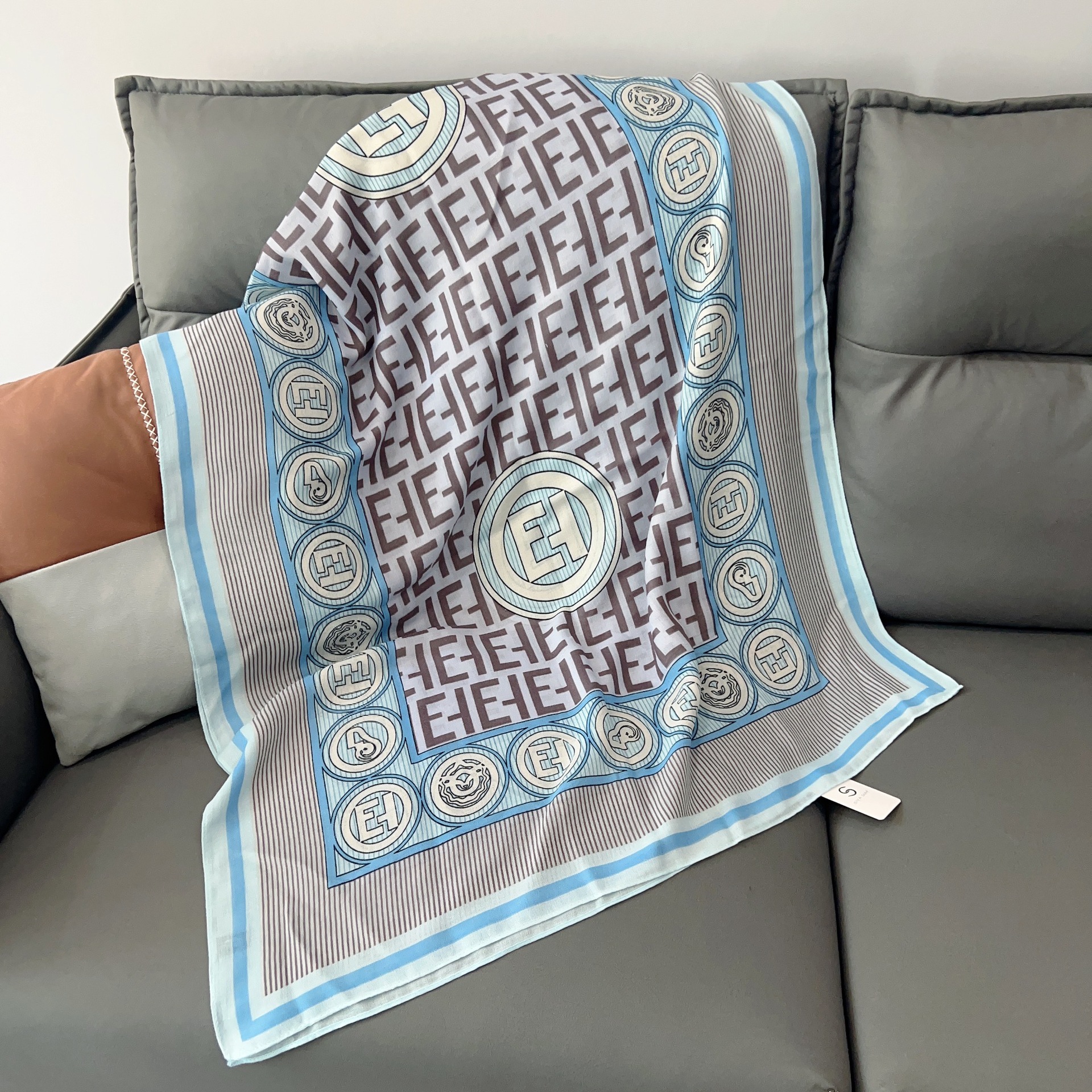 Nuevo Otoño e Invierno carta impresa bufanda algodón y lino sentir cálido chal exterior desgaste fino elegante bufanda Toalla de playa para las mujeres