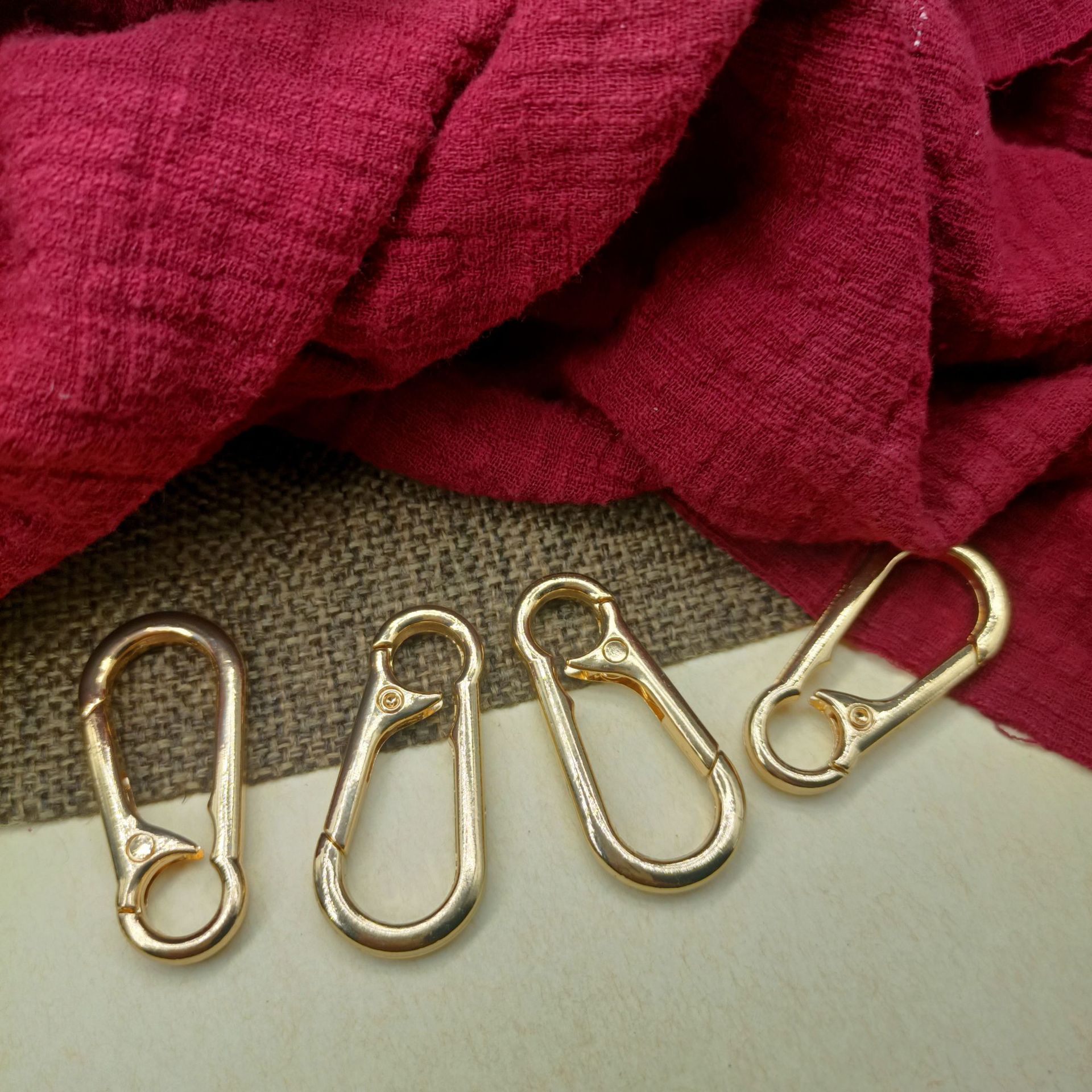 Wholesale gourd shaped alloy mountaineer keychain spring outdoor hook dog buckle safe chain key ring accessories