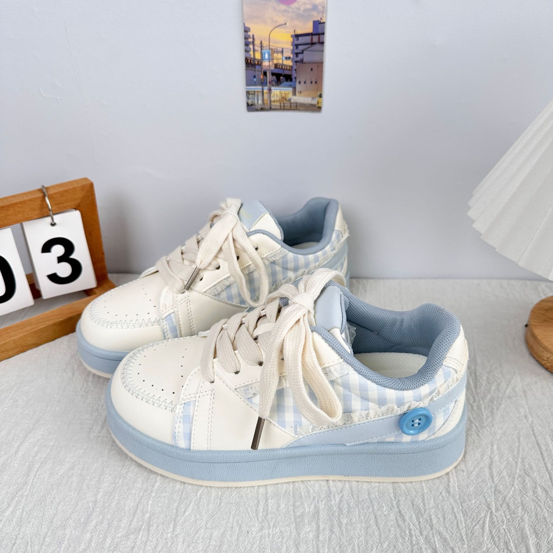 Yuanbo primavera y verano suela gruesa zapatos blancos para mujer 2025 nuevas zapatillas de deporte de dopamina zapatos de pan de nicho de todo fósforo