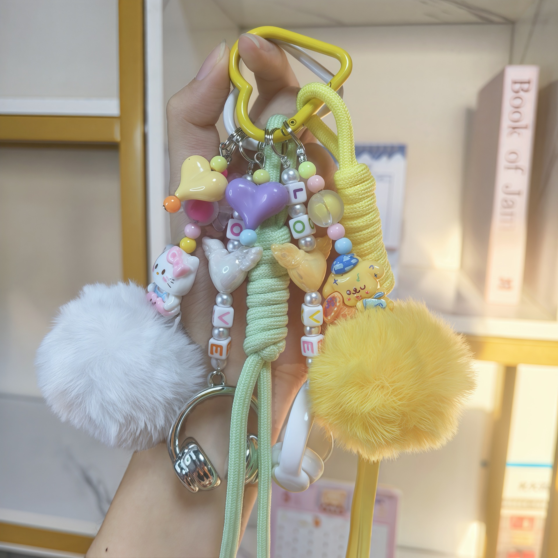 新款耳机毛球串珠毛绒挂件爱心钥匙扣珠链挂件手机链包配饰小礼品