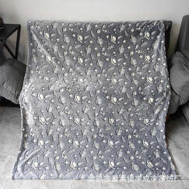 跨境夜光法兰绒毛毯荧光毯星空宇宙发光儿童毯懒人毯午睡毯