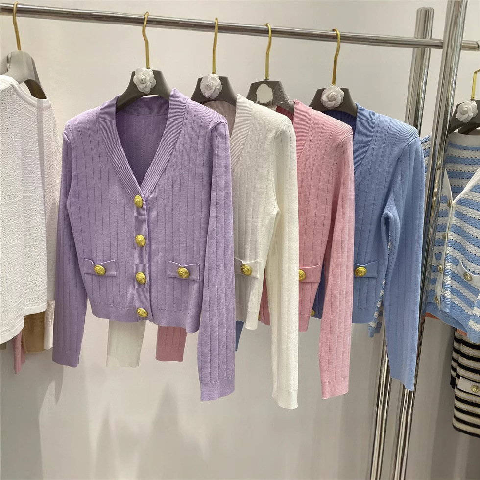气质上衣V领大金扣针织开衫外套女肩垫2024春时尚修身高品质现货