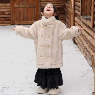 Пальто для девочек мех ягнёнка средней длины зимнее