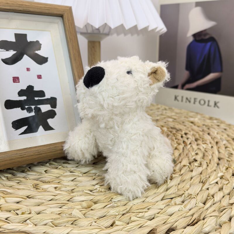 ぼんやりと萌えます。西高地のぬいぐるみのペンダントには、キャラクターの子犬のネックレスが飾られています。|undefined
