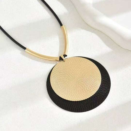 European and American Cross-border Round Necklace Women's High-end Light Luxury Fashion New Pendant Necklace Valentine's Day for Girlfriend