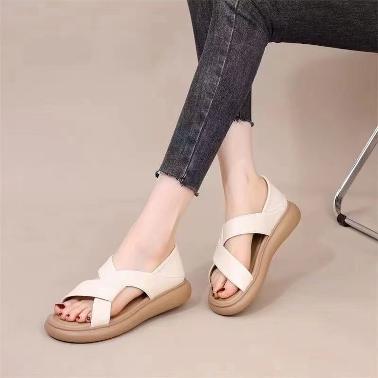 Sandalias romanas bolsas de mujer tacones de verano 2025 nueva moda versátil con una sola plana cómoda embarazada zapatos de playa de cuero suave