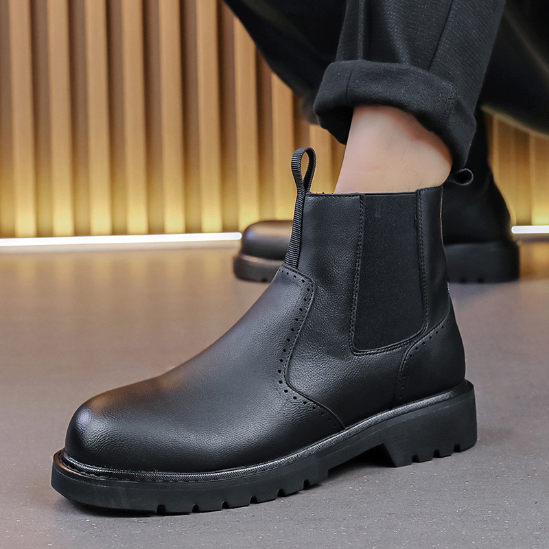 Cuero transfronterizo de color sólido para hombres pequeños zapatos negros otoño y invierno nuevos zapatos de alta tendencia retro botas de cuero gruesas de tamaño grande