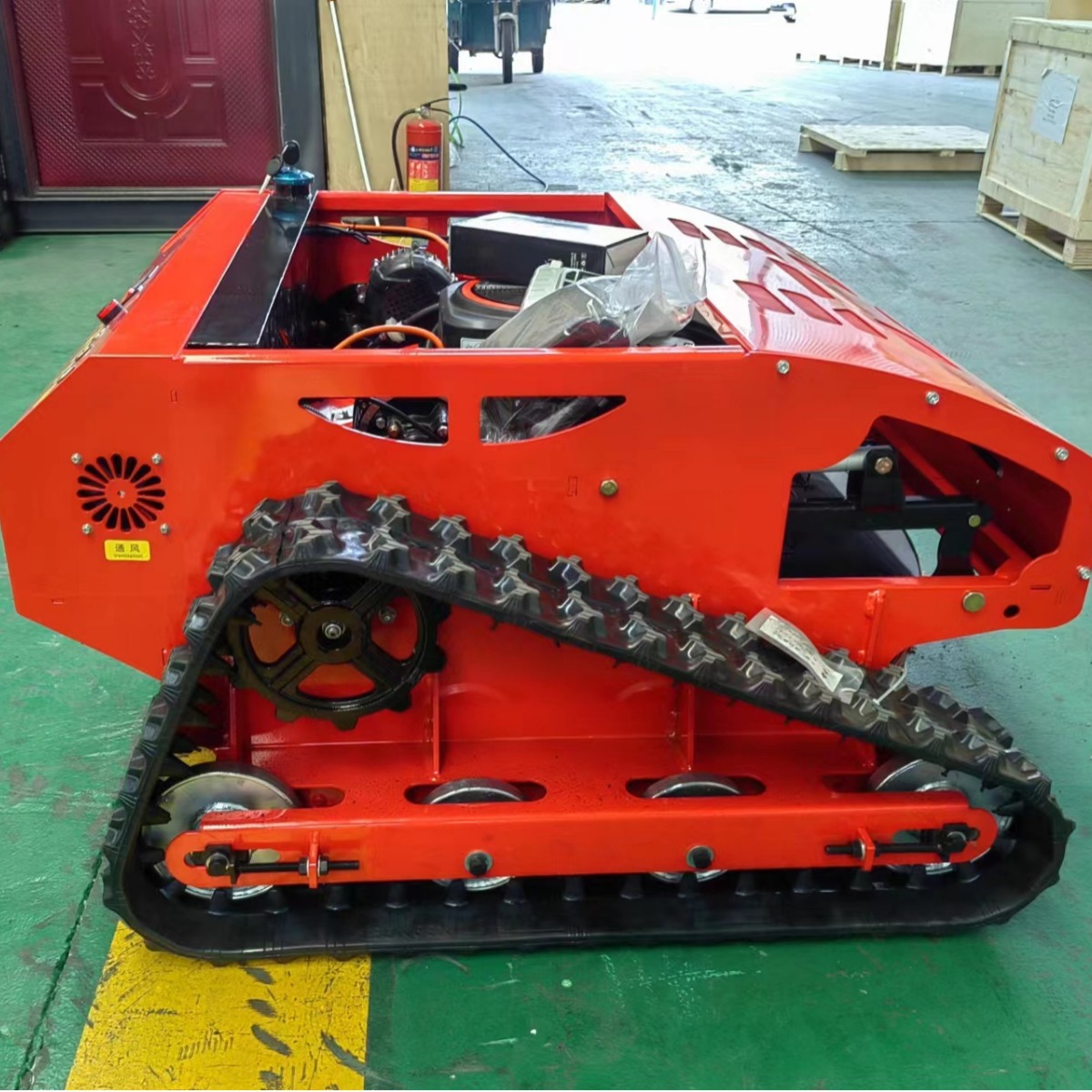 出口欧洲智能遥控割草机  履带式汽油四冲程剪草机 绿化草坪机