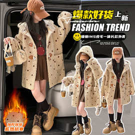 女童秋冬款皮毛一体2025新款女孩皮草外套羊羔毛连帽牛角扣大衣冬