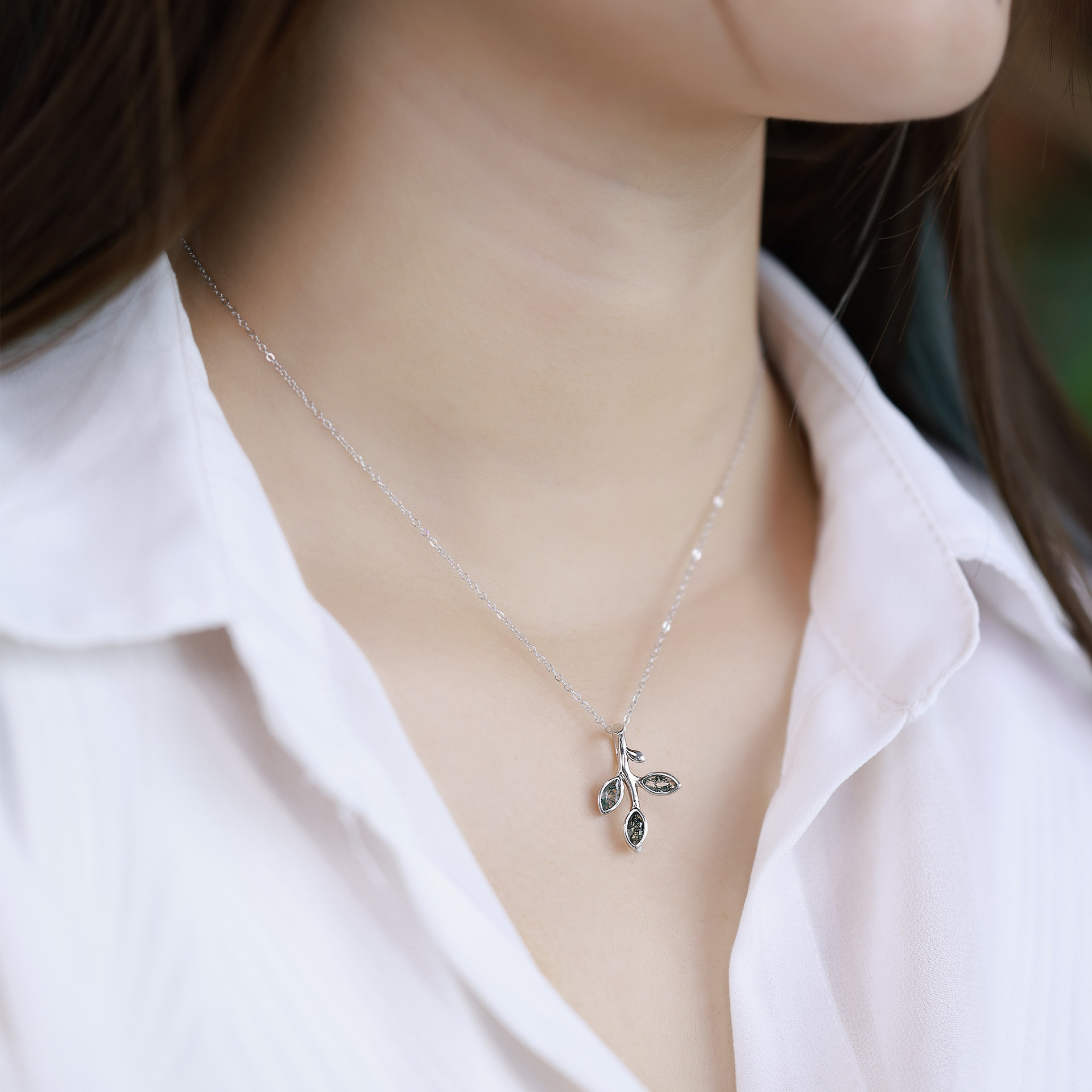 Nuevo colgante de ágata de hierba de agua natural de rama de olivo transfronterizo femenino S925 colgante de piedra de musgo verde con incrustaciones de plata Europa y América simple