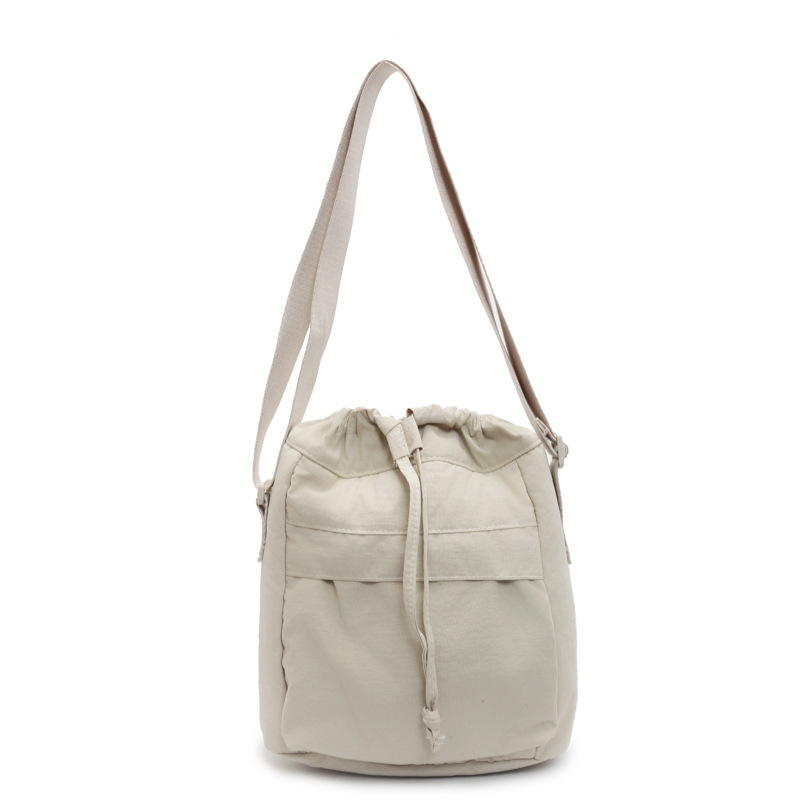 Bolsa de cubo de tela de nylon para damas 2025 nueva bolsa de hombro simple casual de estilo universal bolso de mochila de herramientas ligero