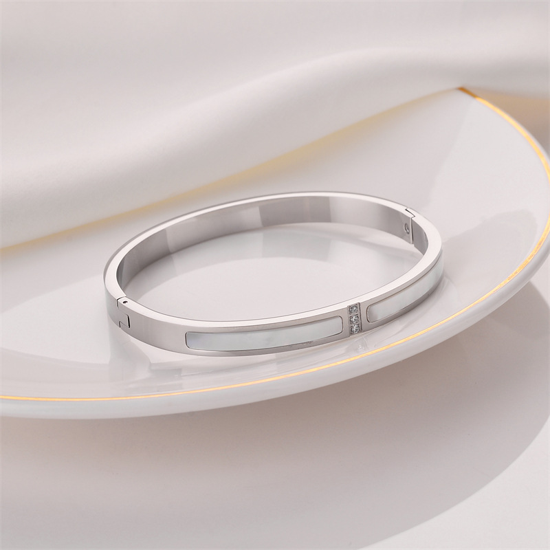 Pulsera de titanio y acero para mujer, diseño moderno y sencillo, pulsera de lujo que no se desvanece, venta al por mayor en stock.