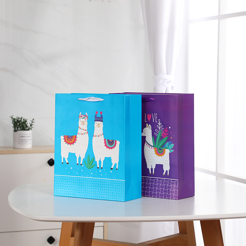 厂家直供 卡通可爱羊驼形象礼品包装袋孩子满月生日伴手礼手提袋