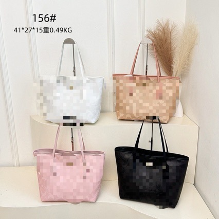 Classic capacious one-shoulder bag