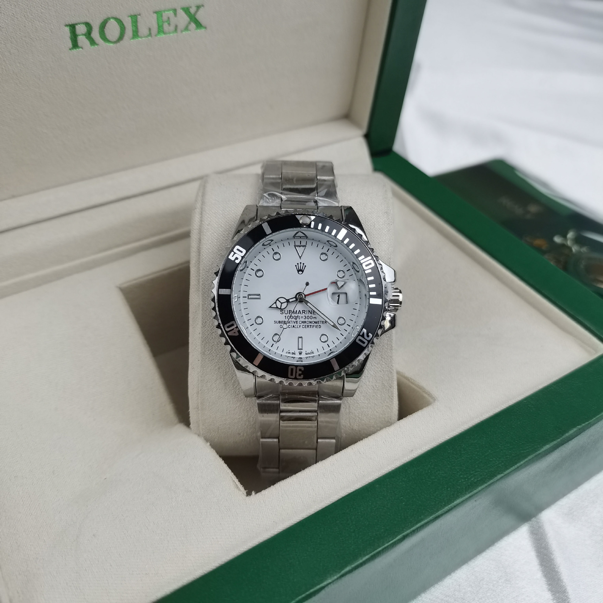 Four-needle water ghost, three silver, black circle and white surface water ghost