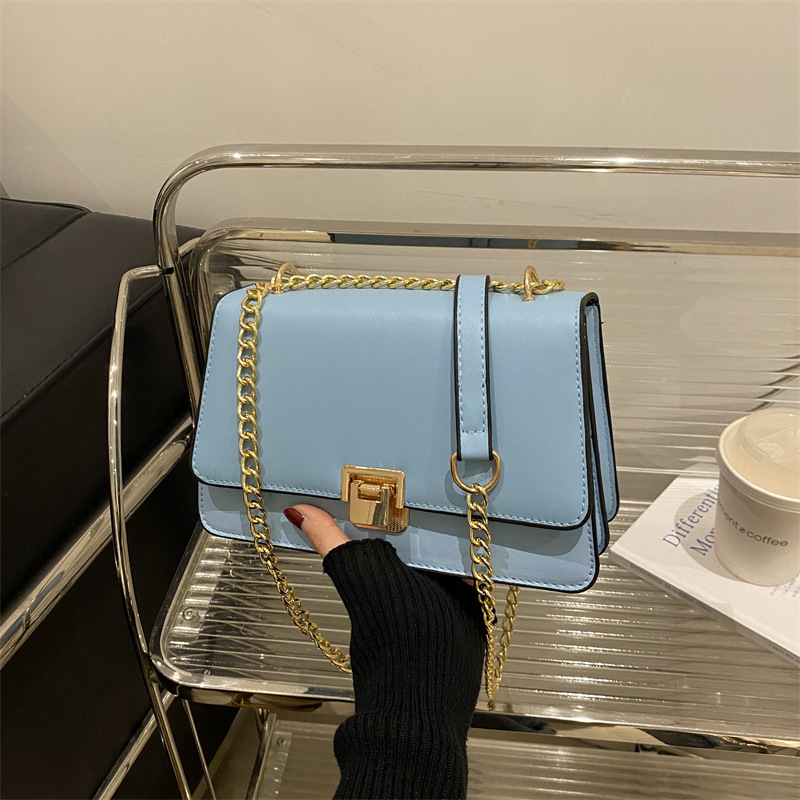 2024 otoño y invierno nueva moda bolsas de cadena de color sólido textura casual bolsas inferiores retro bolsas de bloqueo de aire extranjero