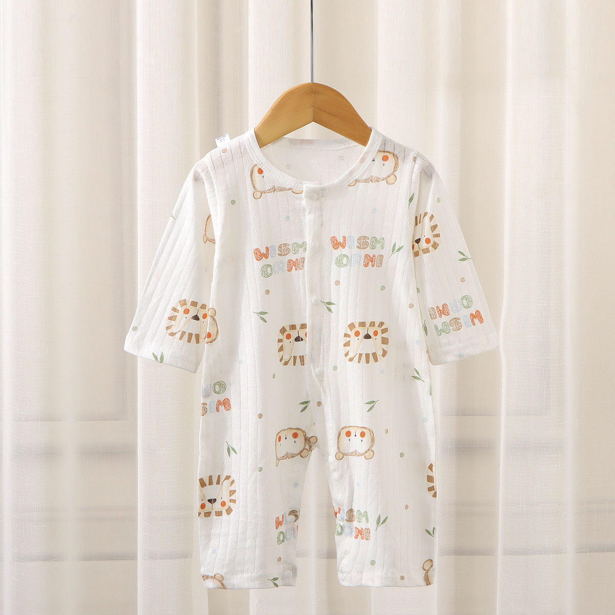 긴 등반 쌍의 얇은 사자 원숭이